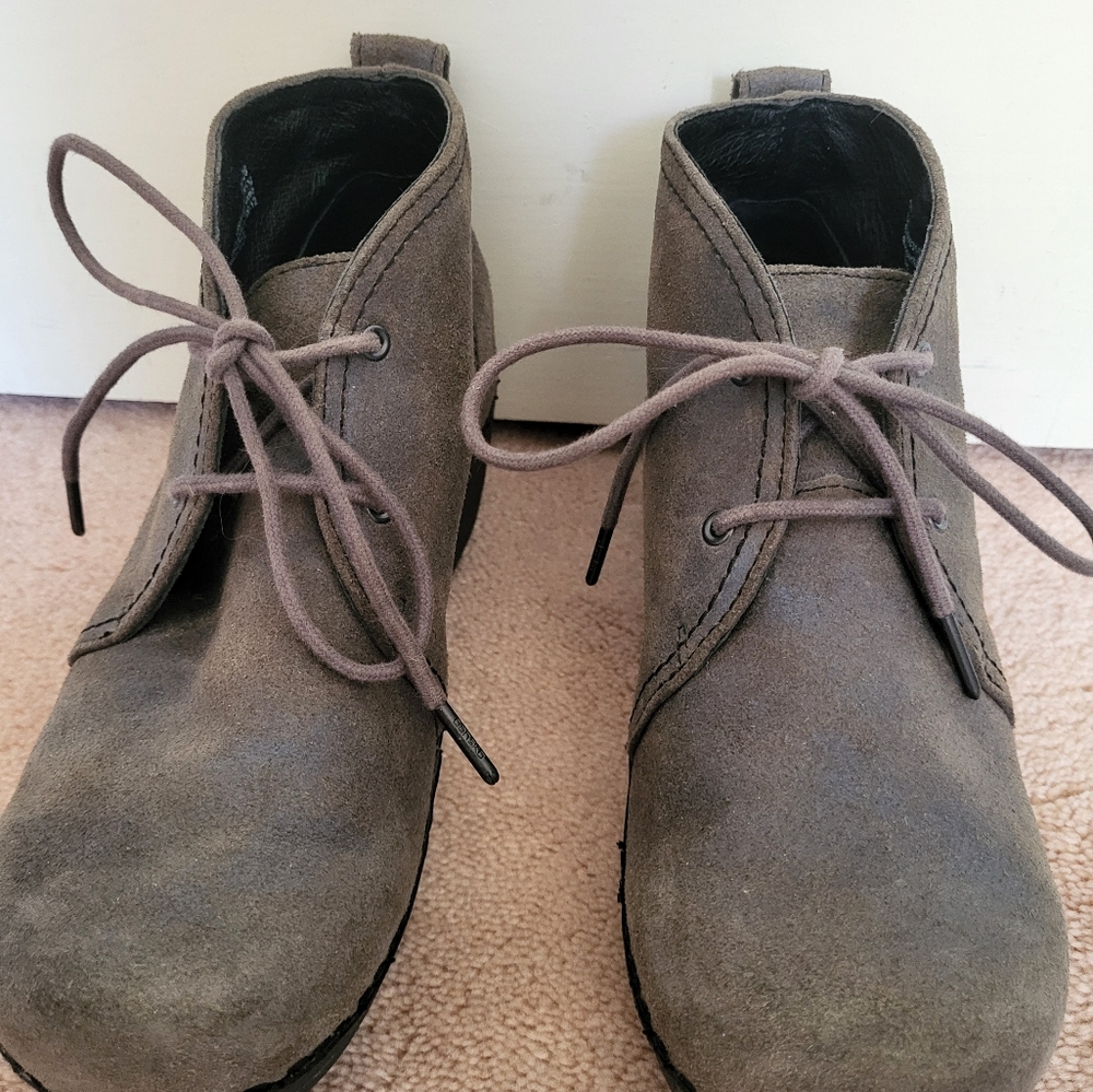 EUC Dansko Lace Up Suede Wedge Ankle Boots - size 38 - metallic blue/grey